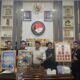 HUT Bhayangkara ke-80: Pers & Advokat Muda Beri Tumpeng-Karikatur ke Kasat Narkoba Labuhanbatu