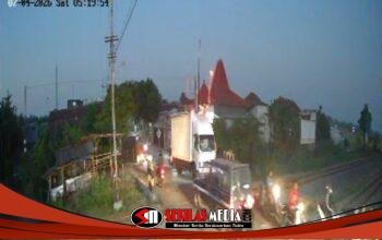 KAI Daop 7 Madiun Sayangkan Truk Box Terburu-buru Melintas, Palang Pintu Perlintasan Rusak Akibat Tertabrak Kendaraan