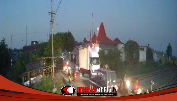 KAI Daop 7 Madiun Sayangkan Truk Box Terburu-buru Melintas, Palang Pintu Perlintasan Rusak Akibat Tertabrak Kendaraan