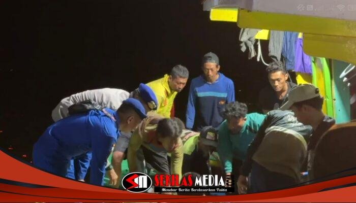 Satpolairud Polres Lamongan Lakukan Evakuasi ABK KMN Mitra Usaha Meninggal di Perairan Masalembu