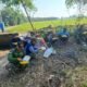 Kebersamaan TNI dan Warga Terjalin Lewat Makan Siang Bersama di Lokasi Jembatan Garuda