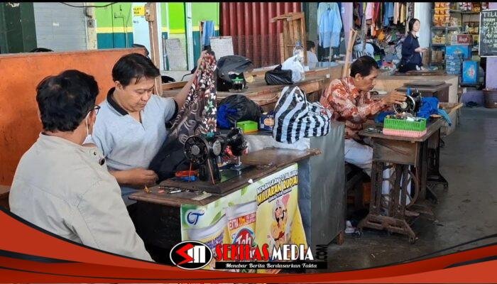 Jelang Tahun Ajaran Baru, Penjahit di Pasar Pahing Kediri Kebanjiran Order Seragam Sekolah