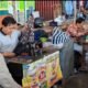 Jelang Tahun Ajaran Baru, Penjahit di Pasar Pahing Kediri Kebanjiran Order Seragam Sekolah