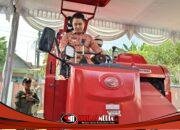 Modernisasi Pertanian, Bupati Mojokerto Serahkan Combine Harvester dan Puluhan Pompa Air kepada Petani