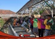 Kebersamaan Adalah kekuatan: TMMD 129 Bojonegoro Bongkar Rumah Samijan