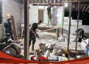 Lampu Menyala, Palu Berbunyi: Satgas TMMD 129 Bojonegoro Kebut Renovasi Rumah Warga di Malam Hari