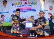 Peringati Hari Anak Nasional, Wali Kota Probolinggo Serahkan Bantuan Alat Tulis untuk Siswa SMPN 6