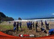 Sambut HUT ke – 25, DPC Partai Demokrat Kabupaten Blitar Gelar Gerakan Langit Biru Indonesia Asri di Pantai Pasur