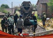Bikin Akses Jalan Lebih Layak: Satgas TMMD 129 Bojonegoro Kencangkan Pengecoran Jalan Dusun Mundu