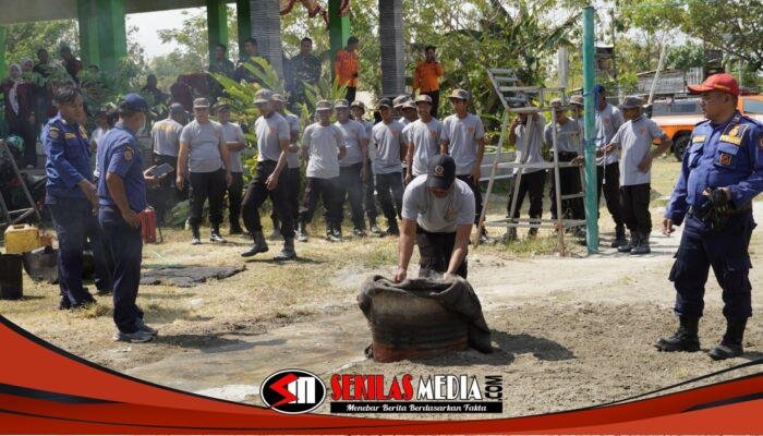 TMMD 129 Bojonegoro: Satlinmas Kesongo Dibekali Mental Baja Padamkan Api