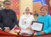 Bupati Maya Hasmita Serahkan Penghargaan Insan Berprestasi kepada Dosen dan Tendik ULB di Dies Natalis ke-28