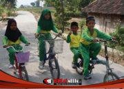 Senyum Ceria Anak-Anak Kesongo, Menyusuri Jalan Baru Hasil TMMD 129 Bojonegoro
