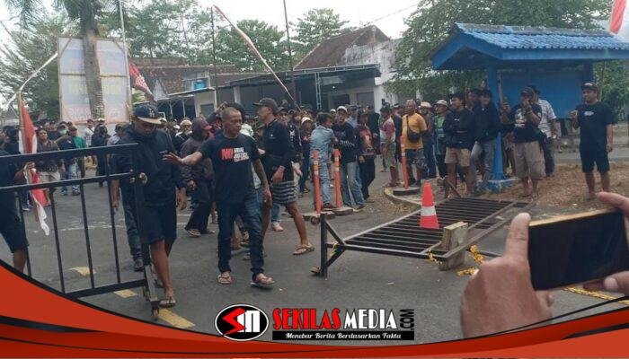 Warga Buka Paksa Akses Jembatan Lahor, Jalur Penghubung Malang – Blitar Kembali Normal