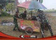 Aksi Peduli Satgas TMMD 129 Bojonegoro bantu Dorong Gerobak “Sempol” Bu Kartini