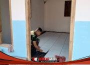 Wujudkan Impian Rumah Layak Huni, Satgas TMMD 129 Bojonegoro dan Warga Gotong Royong Pasang Keramik di Rumah Ibu Tini