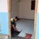 Wujudkan Impian Rumah Layak Huni, Satgas TMMD 129 Bojonegoro dan Warga Gotong Royong Pasang Keramik di Rumah Ibu Tini