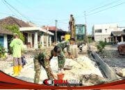 Menembus Terik Demi Pelosok Desa: Satgas TMMD 129 Bojonegoro dan Warga Kesongo Wujudkan Drainase Bebas Banjir