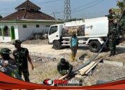 Senyum Mengembang: Satgas TMMD 129 Bojonegoro Grojok Air Bersih Door to Door di Kesongo