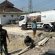 Senyum Mengembang: Satgas TMMD 129 Bojonegoro Grojok Air Bersih Door to Door di Kesongo