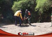 Sinergi Hijau di TMMD 129 Bojonegoro: Babinsa Kesongo dan DLH ‘Keroyokan’ Buat Lubang Tanam Pohon untuk Jaga Tanggul Sungai
