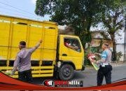 Sambut HUT ke-81 Kemerdekaan RI, Polres Lamongan Bagikan 2.000 Bendera Merah Putih