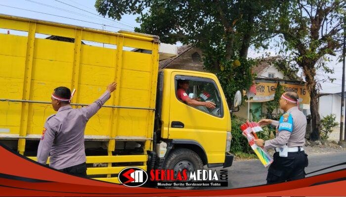 Sambut HUT ke-81 Kemerdekaan RI, Polres Lamongan Bagikan 2.000 Bendera Merah Putih