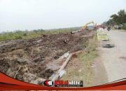 Masyarakat Keluhkan Abu Berterbangan dan Jalan Rusak Akibat Pemasangan Pipa di Jalan IR Sutami