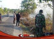 Sigap Hadapi Karhutla, Koramil Dawarblandong Bersama Warga Padamkan Kebakaran Lahan