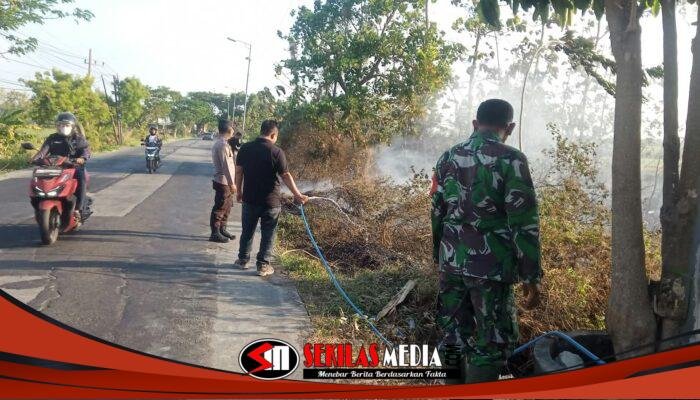 Sigap Hadapi Karhutla, Koramil Dawarblandong Bersama Warga Padamkan Kebakaran Lahan