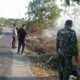 Sigap Hadapi Karhutla, Koramil Dawarblandong Bersama Warga Padamkan Kebakaran Lahan