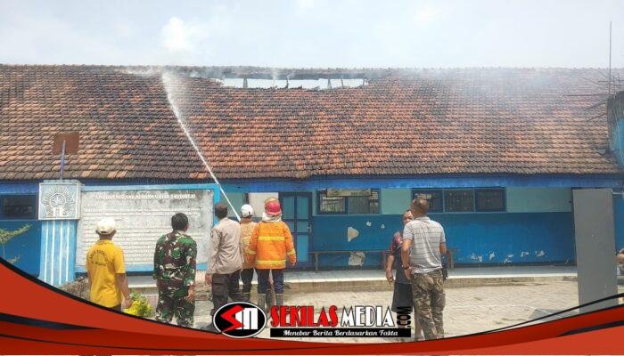 Atap Ruang Kelas SMK Muhammadiyah 2 Kutorejo Terbakar, TNI-Polri dan Damkar Bergerak Cepat