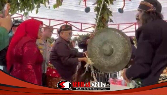 Siraman Gong Kyai Pradah Digelar Khidmat, Ribuan Warga Padati Aloon – Aloon Lodoyo