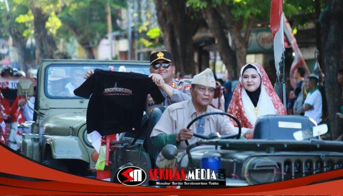 Kapolres Gresik Naik Mobil Klasik di Merdeka Carnival 2026, Serukan “Jogo Gresik”