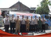 Polres Blitar Salurkan 20.000 Liter Air Bersih untuk Warga Kecamatan Wates