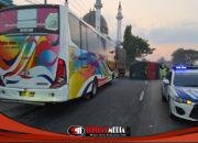 Truck Colt Diesel Oleng, Tabrak Tiang PJU hingga Terguling di Plosowayu Lamongan