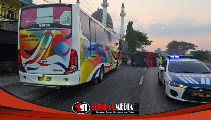 Truck Colt Diesel Oleng, Tabrak Tiang PJU hingga Terguling di Plosowayu Lamongan