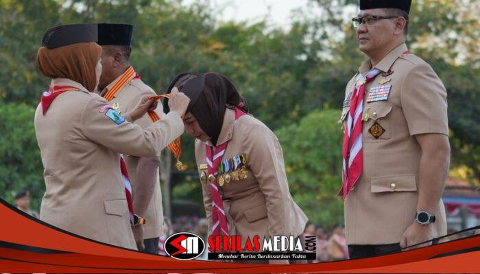 Komitmen Bina Generasi Muda, Ning Ita Terima Lencana Melati