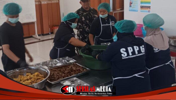 Babinsa Pralon Pantau SPPG Mentikan, Pastikan Program Pemenuhan Gizi Berjalan Lancar