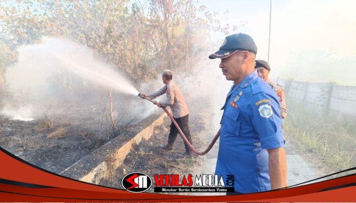 Api Berkobar Dekat Perumahan, Polisi dan Damkar Lamongan Bergerak Cepat Cegah Kebakaran Meluas