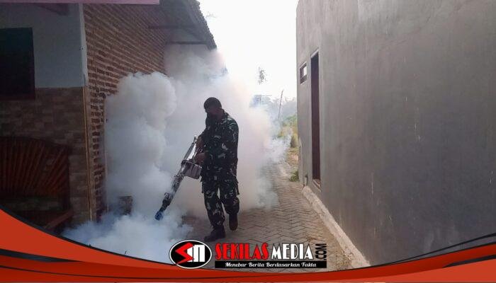 Cegah DBD, Babinsa dan Warga Bersinergi Gelar Fogging di Ngepung Mojokerto