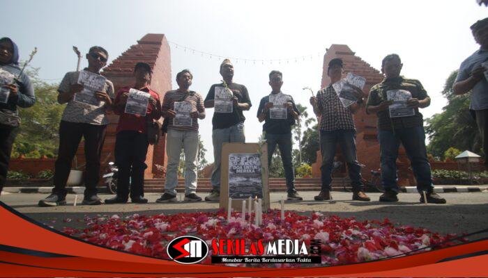 Tabur Bunga hingga Nyalakan Lilin, Jurnalis Mojokerto Kirim Doa untuk Rekan yang Hilang