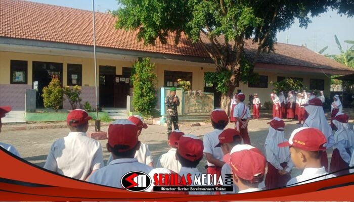Jadi Pembina Upacara di SDN Baureno, Babinsa Jatirejo Ingatkan Siswa Jauhi Kenakalan