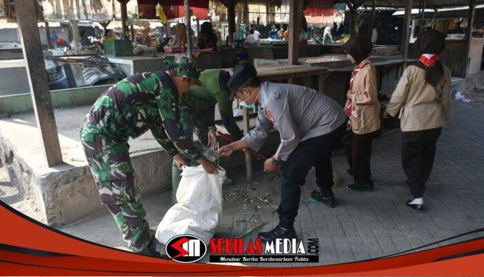 Bahu Membahu Bersihkan Pasar, TNI dan Warga Tangunan Hidupkan Semangat Gotong Royong