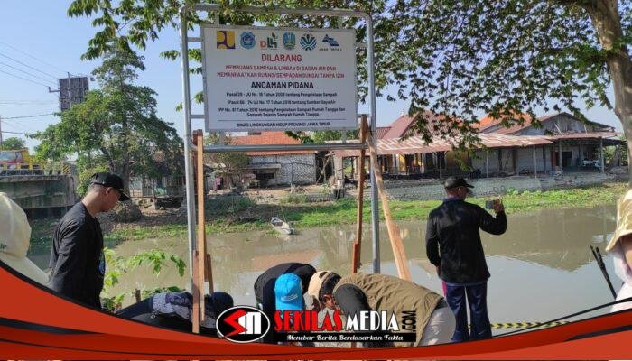 DLH Jatim Gelar Aksi Bersumpah, Bersihkan Sampah di Sungai Bengawan Jero