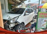 Daihatsu Xenia Tabrak Dua Motor hingga Masuk Halaman Toko Emas di Sukodono
