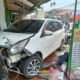 Daihatsu Xenia Tabrak Dua Motor hingga Masuk Halaman Toko Emas di Sukodono