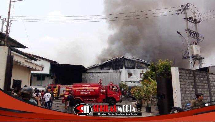Dua Area Pabrik Sepatu di Dlanggu Dilalap Api, Petugas Masih Berjuang Padamkan Kebakaran