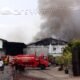 Dua Area Pabrik Sepatu di Dlanggu Dilalap Api, Petugas Masih Berjuang Padamkan Kebakaran