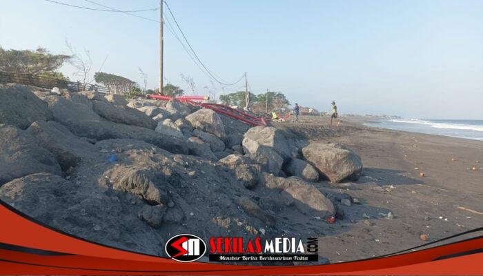 Proyek Kabel Optik Disorot, Bongkar Bangunan Penahan Abrasi Pantai Padang Galak 