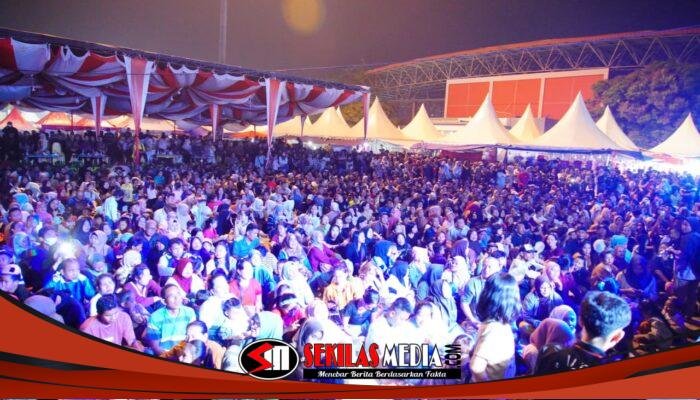 Ribuan Warga Sekayu Bergoyang Bersama Elvy Sukaesih, Meriahkan Malam Puncak HUT ke-70 Muba
